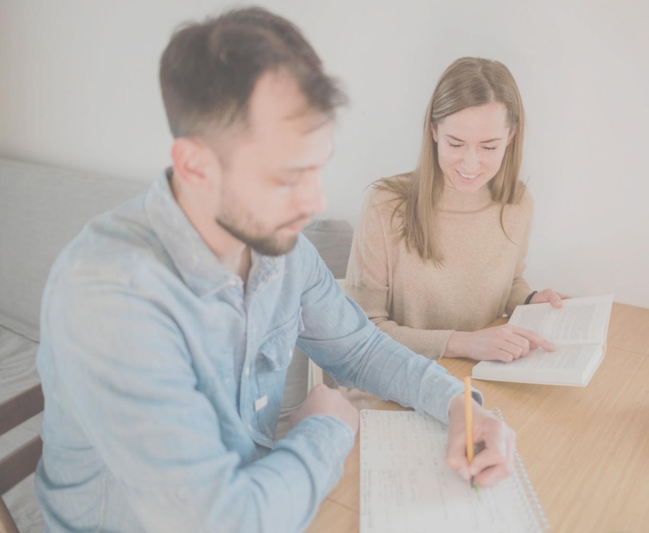 Espace de travail organisé avec documents financiers et outils de planification